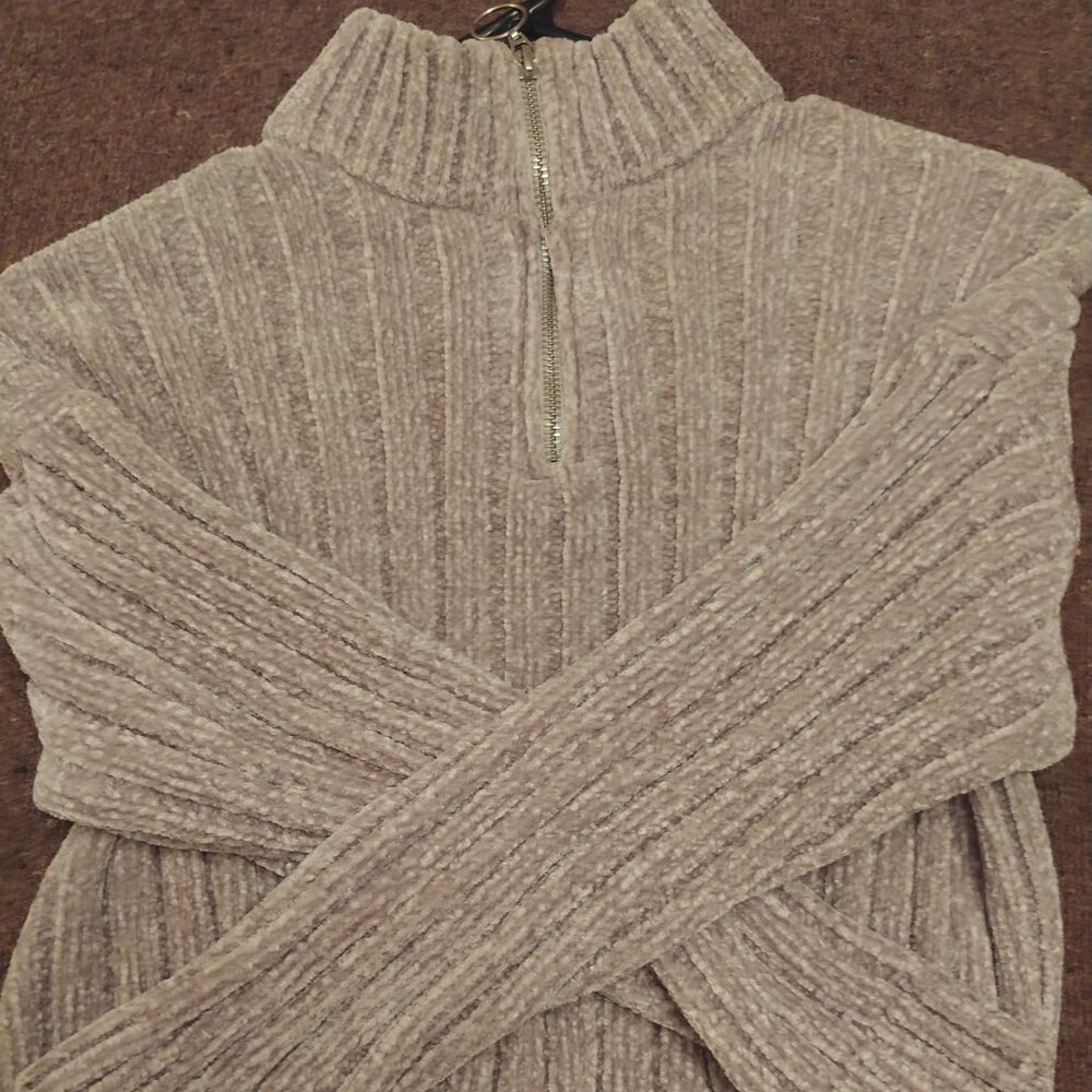 Pink Rose velvet gray slightly cropped gray sweater in size M